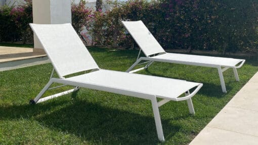 MENORCA WHITE LOUNGER WITH WHITE ALUMINUM AND TEXTILE. - Image 2