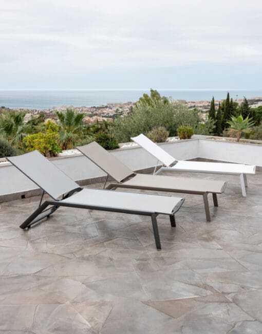 MENORCA WHITE LOUNGER WITH WHITE ALUMINUM AND TEXTILE. - Image 3