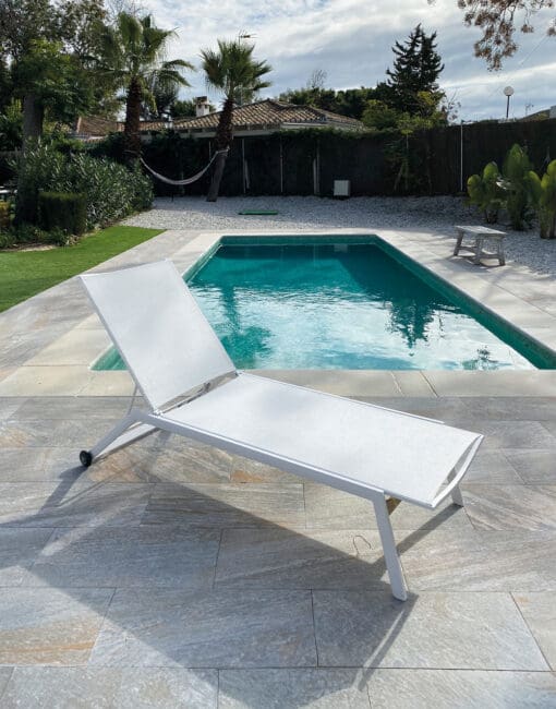 MENORCA WHITE LOUNGER WITH WHITE ALUMINUM AND TEXTILE.