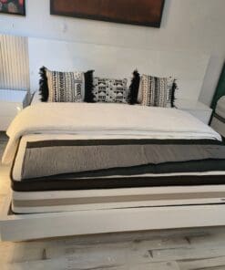 CAMA ARA 180 BLANCO B/PLATA+2 MESITAS+LED